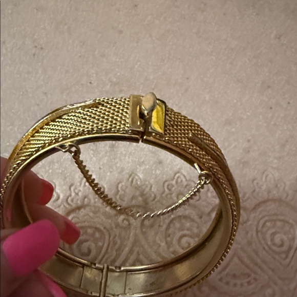 Vintage Women’s Monet Gold Mesh Bracelet with safety clasp and chain - Picture 3 of 3